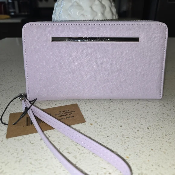 *BRAND NEW* STEVE MADDEN BZIPPY GENTLE LAVENDER WRISTLET - Picture 1 of 8